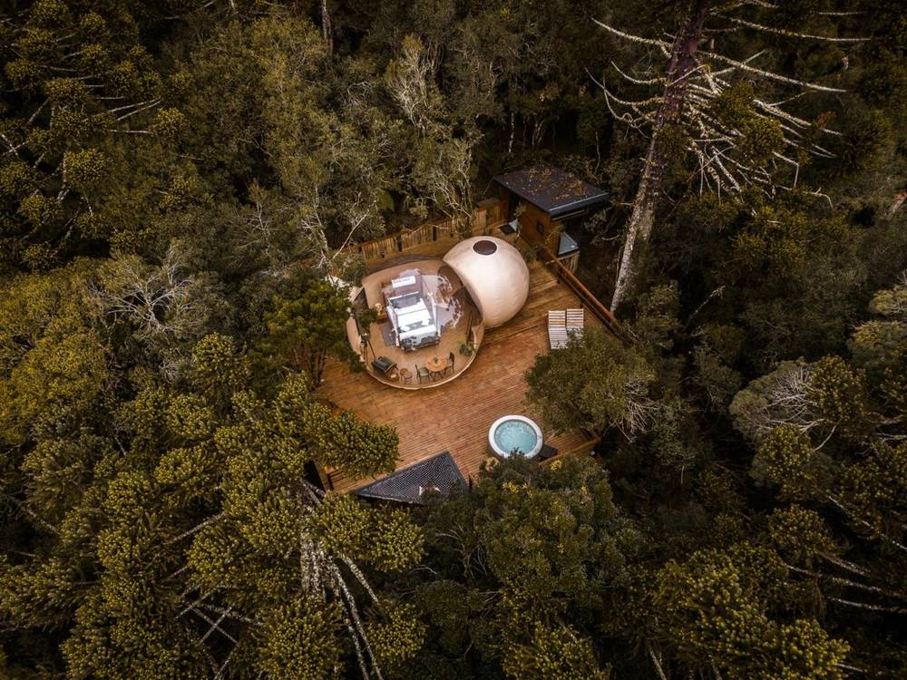 Vista aérea do bubble da operação Zion na serra catarinense, cercado por araucárias